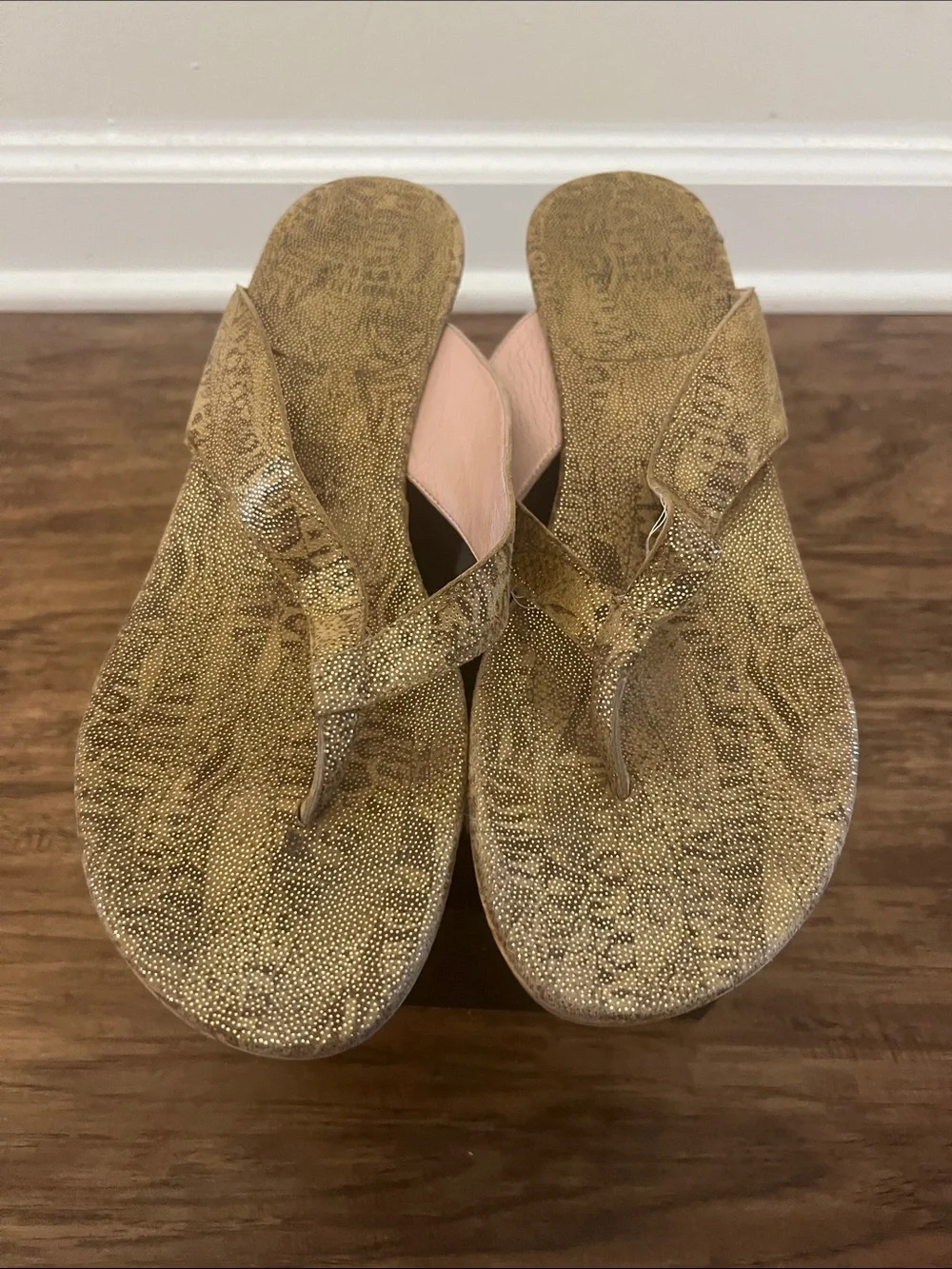 Stuart Weitzman Gold Cork Wedge Thong Sandals - Picture 5 of 10